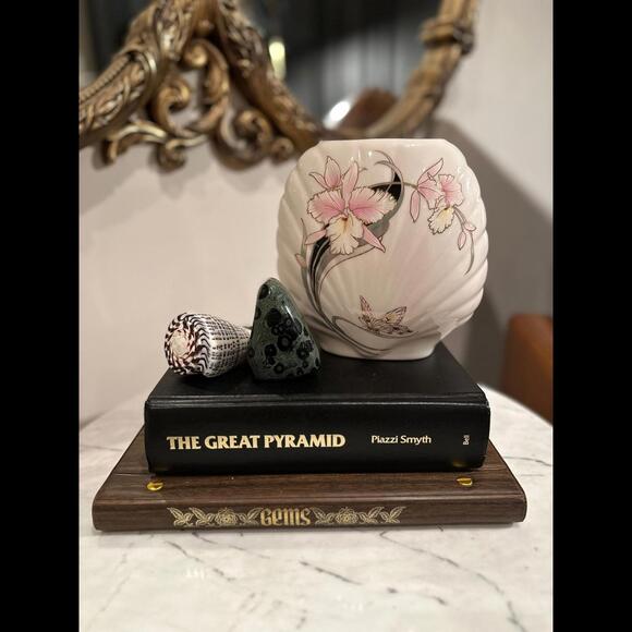 Seashell Porcelain Vase Pink Irises Butterfly 7.5” White Gold Trim - Picture 6 of 8